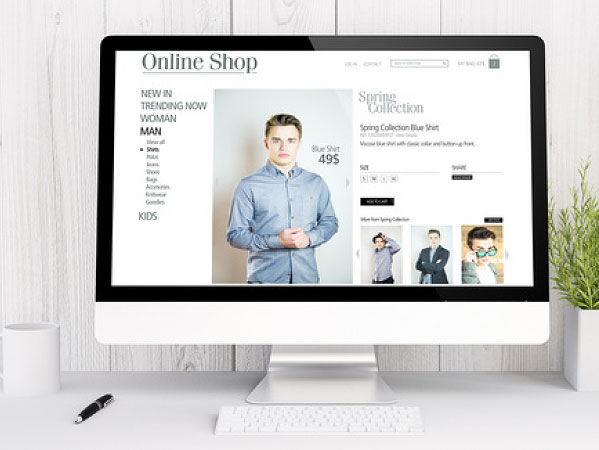 Un Ordinateur affiche un site vitrine en ligne