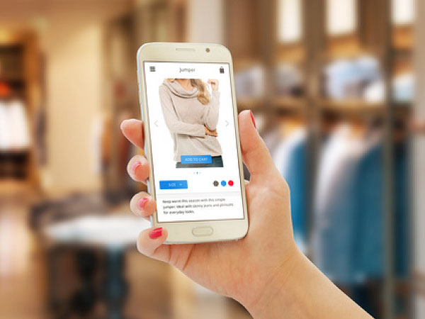 Un portable affiche une fiche produit d'un e shop