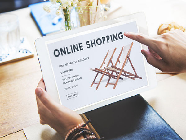 Un homme regarde sur son idpad un article disponible sur un e commerce