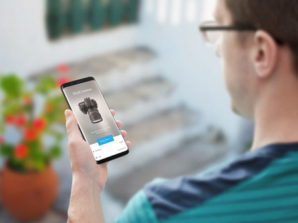 Un homme consulte sur son portable un article mis en ligne